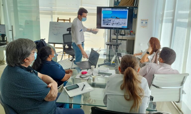 funcionarios reunidos en sede del epa cartagena