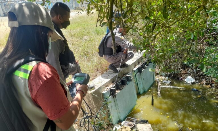 funcionarios ejerciendo contro y vigilancia a caño por mortandad de peses