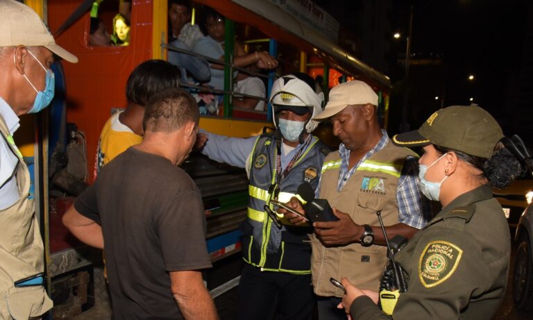 funcionarios realizando control de ruido a chiva turística
