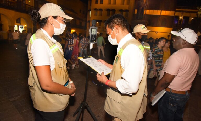 director del epa cartagena y funcionarios reaalizando control de ruidos en el centro de la ciudad