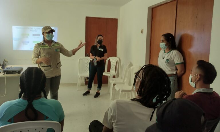 funcionarios y comunidad socializando