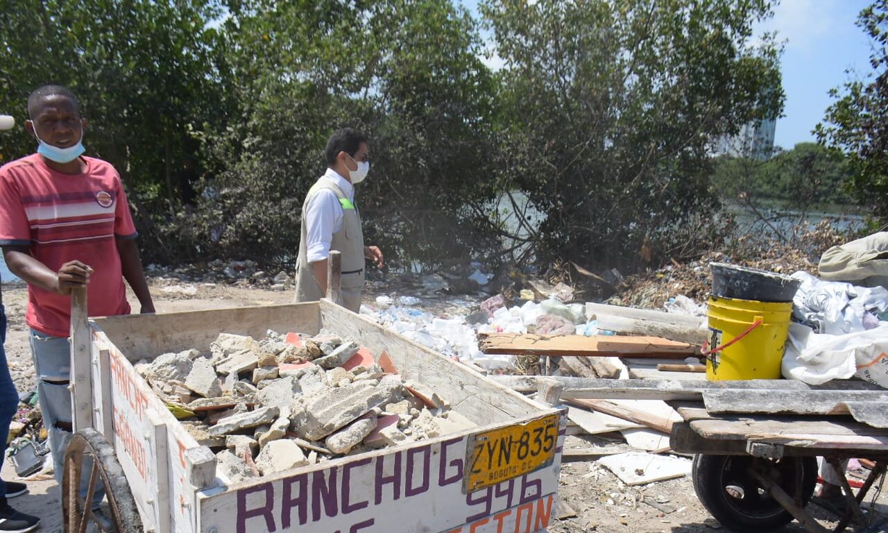 director del epa cartagena impidiendo y socializando sobre vertimiento de escombros en caño de bazurto