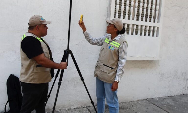 funcionarios del epa cartagena realizando control de ruido