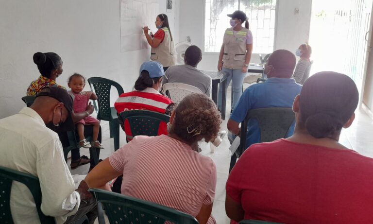 funcionarios y comunidad reunidos en pro de ciénaga de la virgen