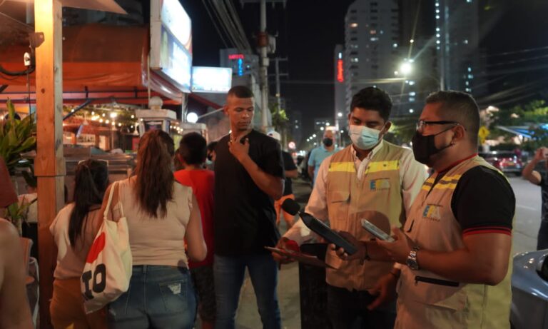 funcionarios del epa cartagena realizando control de ruido