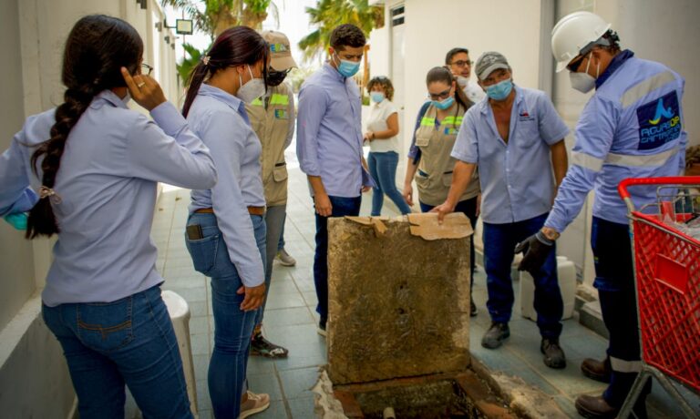 funcionarios inspeccionan tuberías que vierten a El Laguito
