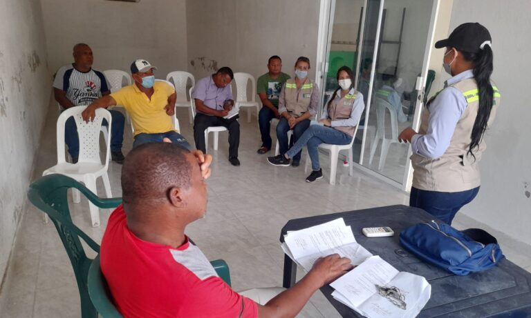 Funcionarias del epa reunidas con comunidad del barrio olaya herrera