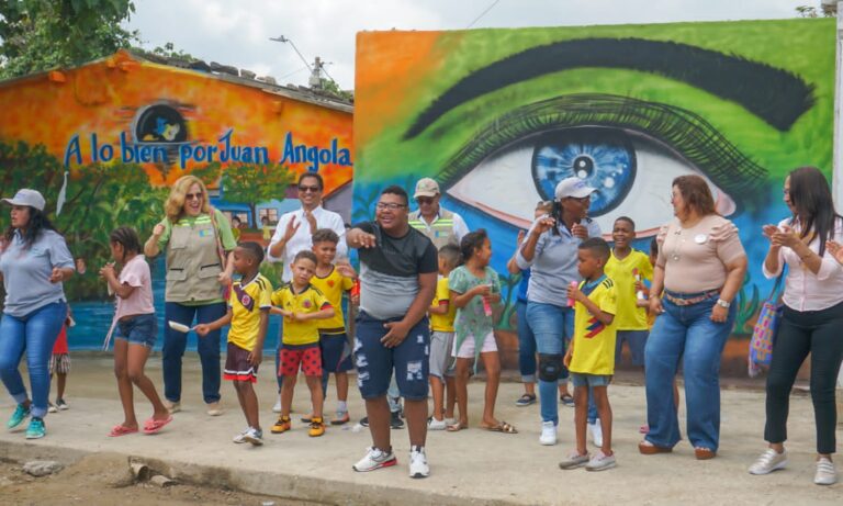 Fotografía de funcionarios del epa y niños compartiendo