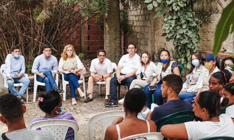 director del epa cartagena y funcionarios en "Diálogo de Saberes" con la comunidad del sector Rafael Núñez de Olaya Herrera