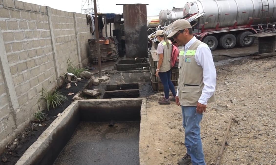 director del EPA, Javier Mouthon Bello y funcionaria, durante inspección técnica a varios lavaderos en sector del barrio Policarpa