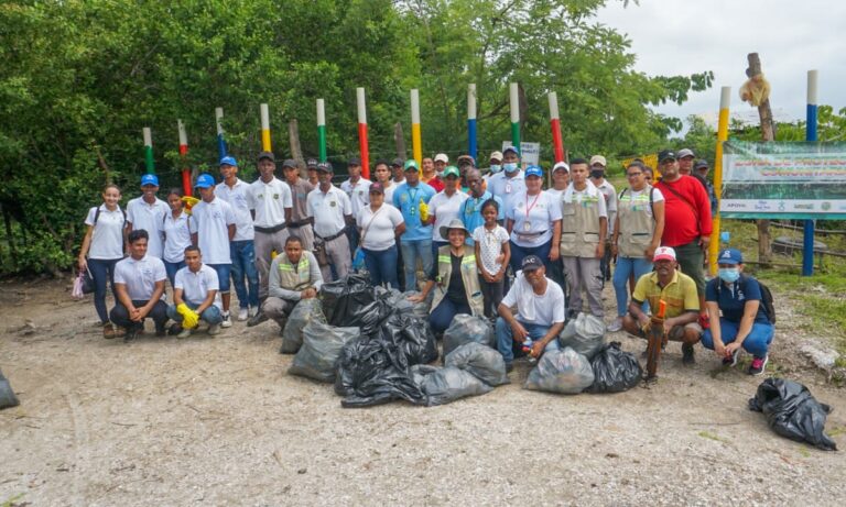 fotografía de funcionarios y voluntarios de jornada de extracción de residuos en manglar