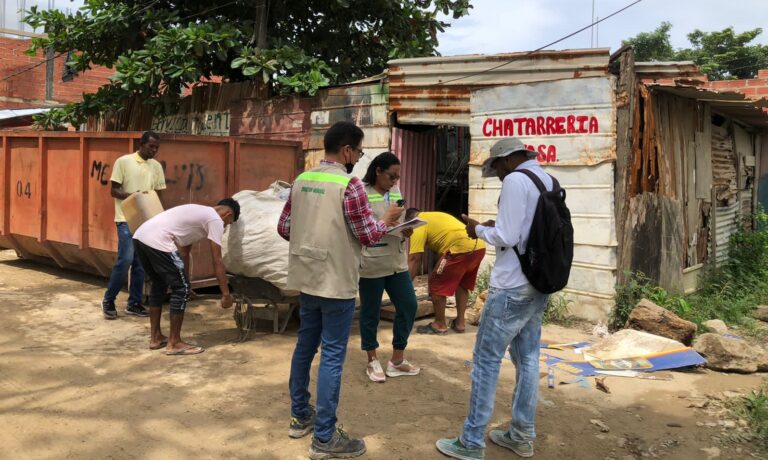 director del epa cartagena y funcionarios ejerciendo seguimiento a mesa ambiental en Policarpa