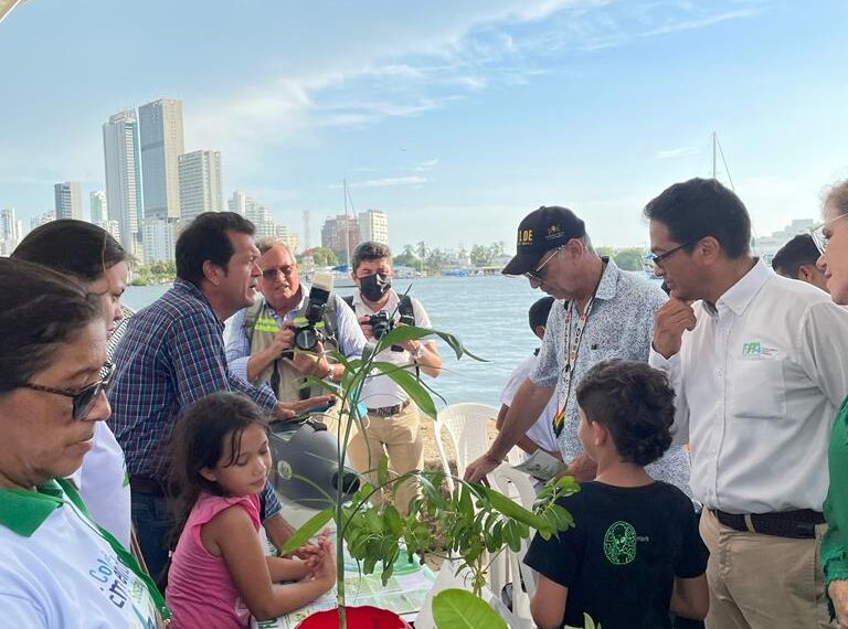 alcalde de Cartagena William Dau Chamat, funcionarios, director del epa y emprendedores en feria colombia emprende sostenible