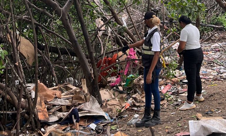 funcionarias en labores de limpieza y recuperación a orillas del caño Bazurto, sector Pie de la Pop