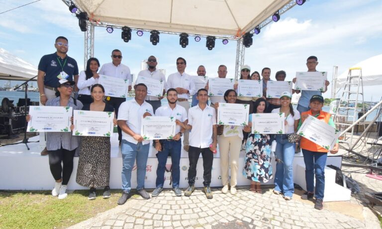 director del epa y emprendedores, en culminación de la feria colombia emprende sostenible