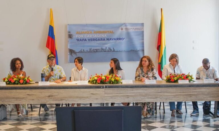Fotografía de alcalde y funcionarios en lanzamiento de alianza ambiental por la Bahía de Cartagena