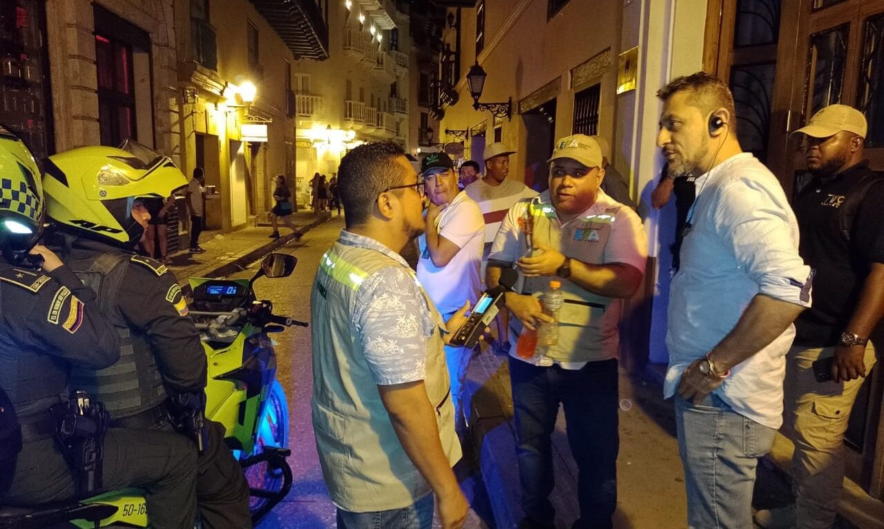 Funcionarios en jornada de control y vigilancia de ruido en discotecas del centro de Cartagena.