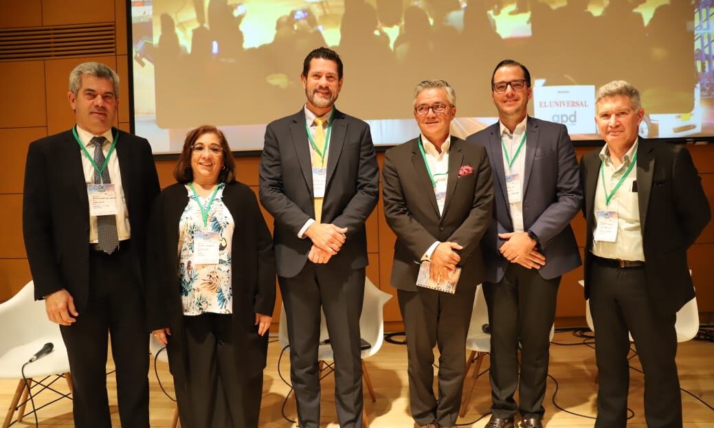 Fotografía de directora del EPA Cartagena, y participantes de foro Cartagena, potencial de desarrollo empresarial