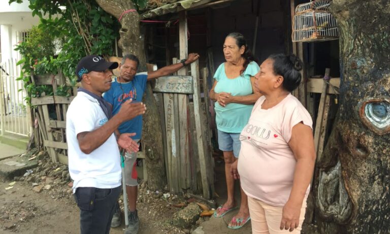 Funcionarios en jornada de sensibilización y educación ambiental en sectores aledaños a la ciénaga de la Virgen