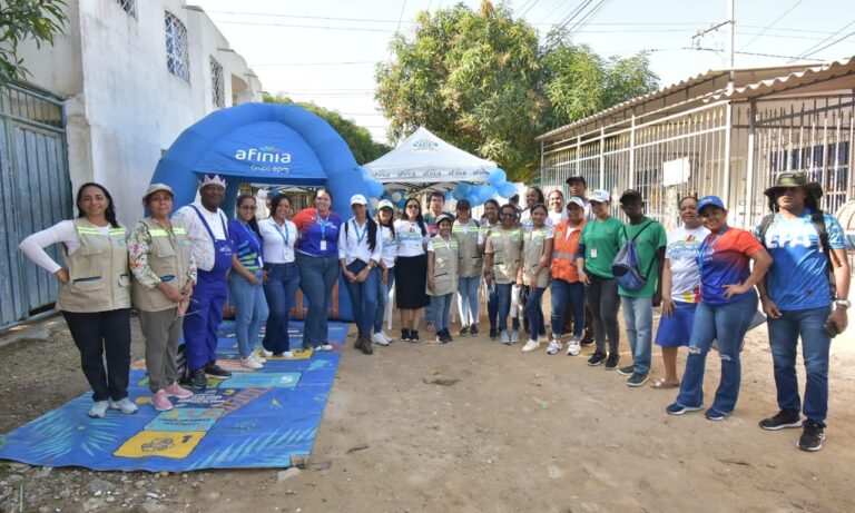 FUNCIONARIOS EN JORNADA INTEGRAL DE BARRIO SOSTENIBLE EN EL POZON