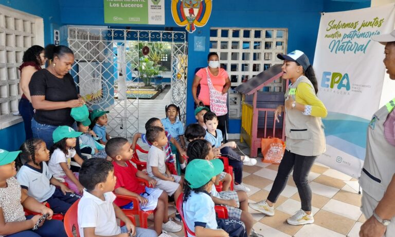 Fotografía de funcionaria niños y madres, en Clausura de los Hogares Infantiles Comunitarios HIC, Centros de Desarrollo Infantil CDI, y Centros de Vida CDV del distrito de Cartagena