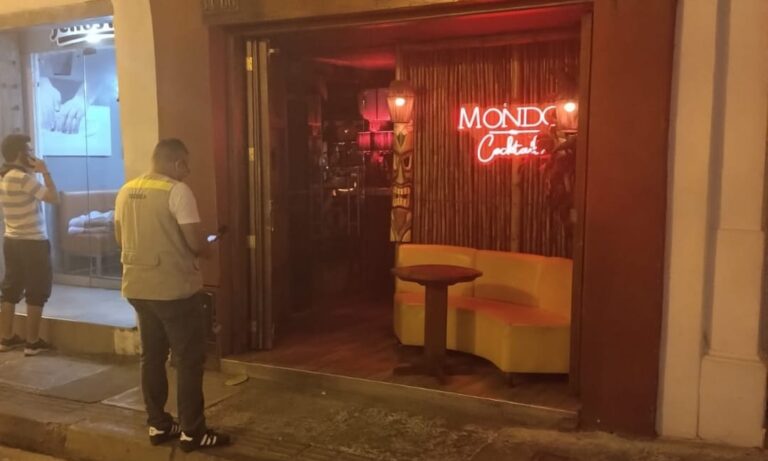 Funcionario del epa realizando proceso de control y vigilancia en establecimiento nocturno.