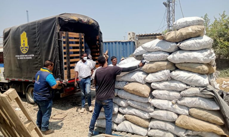 Funcionario en control y vigilancia, decomisando cargamento de carbón vegetal