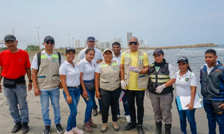 Fotografía de funcionarios del Epa alertando por llegada de la Fragata Portuguesa
