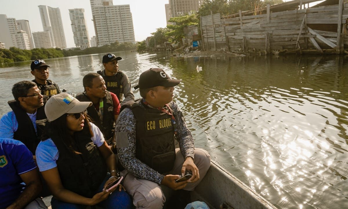 Fotografía de funcionarios de EPA y Guardia Ambiental en recuperación, zonas de rellenos e invasiones en cuerpos de agua