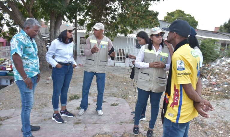 FOTOGRAFÍA DIRECTORA EPA, FUNCIONARIOS Y COMUNIDAD