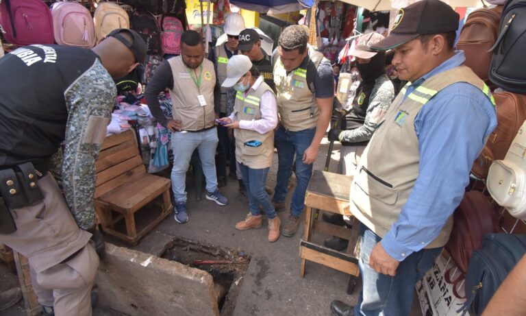 Fotografía de funcionarios en control y vigilancia en mercado de bazurto