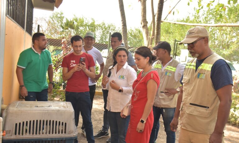 Fotografía de Senadora Esmeralda Hernández y funcionarios en el Centro de Atención y Valoración de Fauna Silvestre del Establecimiento Público Ambiental, EPA Cartagena