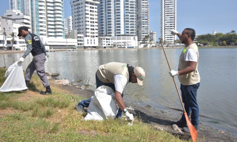 Funcionarios en atención de la emergencia en El Laguito, por muerte de peces