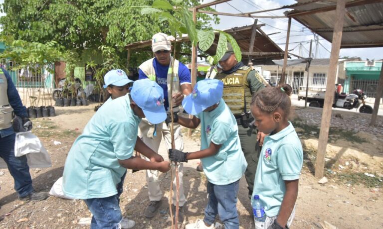 Funcionarios y niños en siembra de árboles y actividades de educación ambiental, por conmemoración del Día Internacional de la Tierra