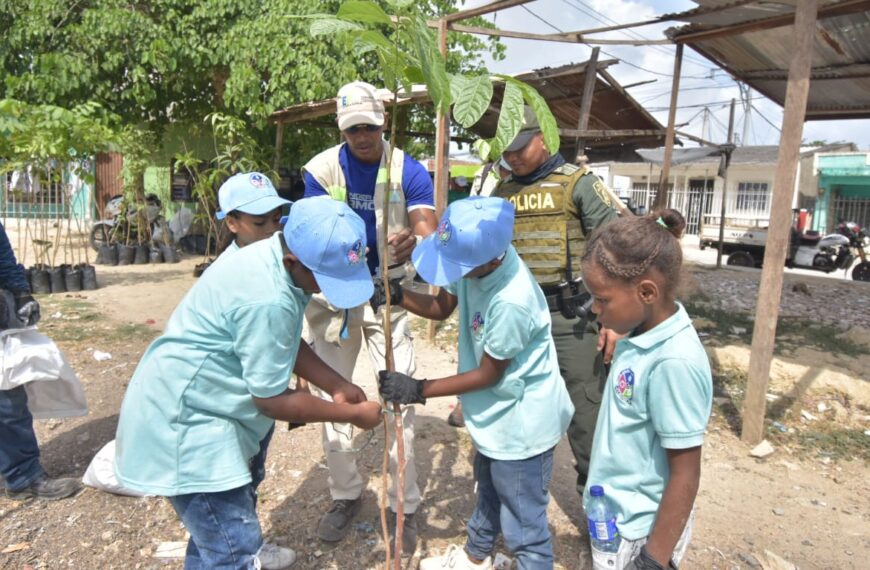 Funcionarios y niños en siembra de árboles y actividades de educación ambiental, por conmemoración del Día Internacional de la Tierra