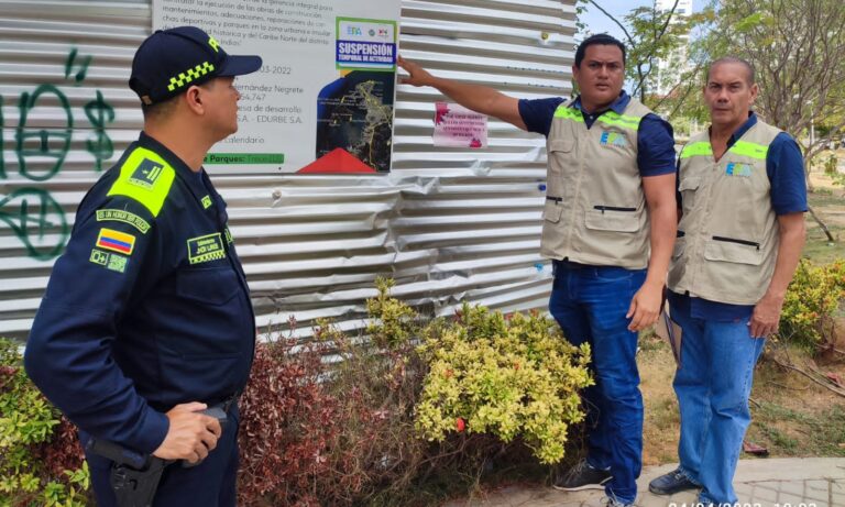 funcionarios en suspensión de construcción Sendero Peatonal de Manga por mala disposición de Residuos de Construcción y Demolición