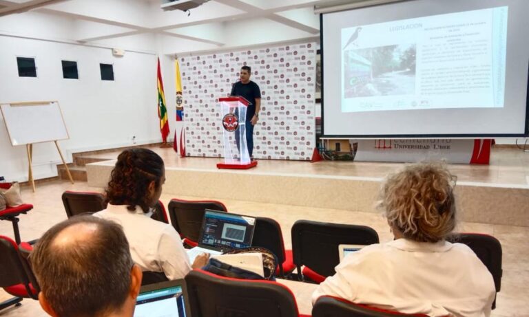 Funcionario del epa Guillermo Galvis, compartiendo estadísticas de las atenciones en el CAV
