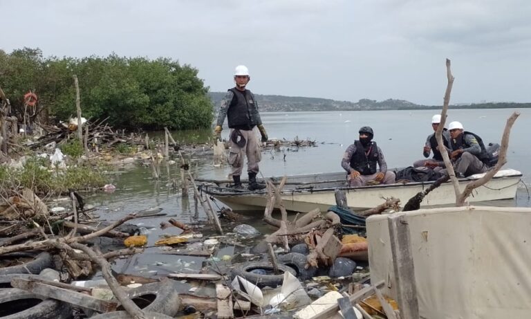 Funcionarios en recuperación de zonas invadidas en la Ciénaga de la Virgen