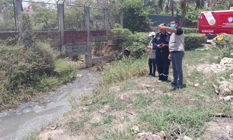 Funcionarios en proceso de control y vigilancia