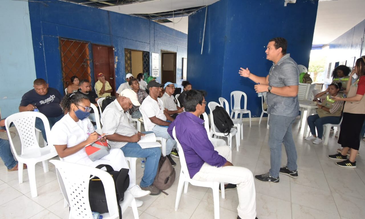 Funcionarios del EPA Cartagena en diálogo con líderes comunales