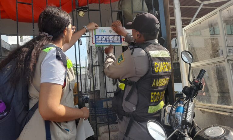 Funcionarios en suspensión de obra de reconstrucción
