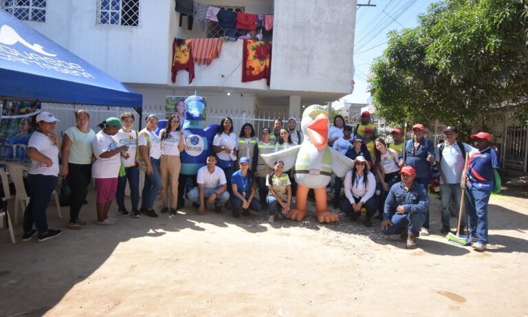 Funcionarios participando en jornada mi barrio sostenible