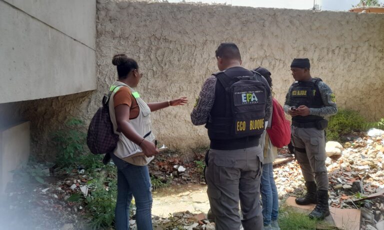 Funcionarios en suspensión de actividad de vertimiento ilegal
