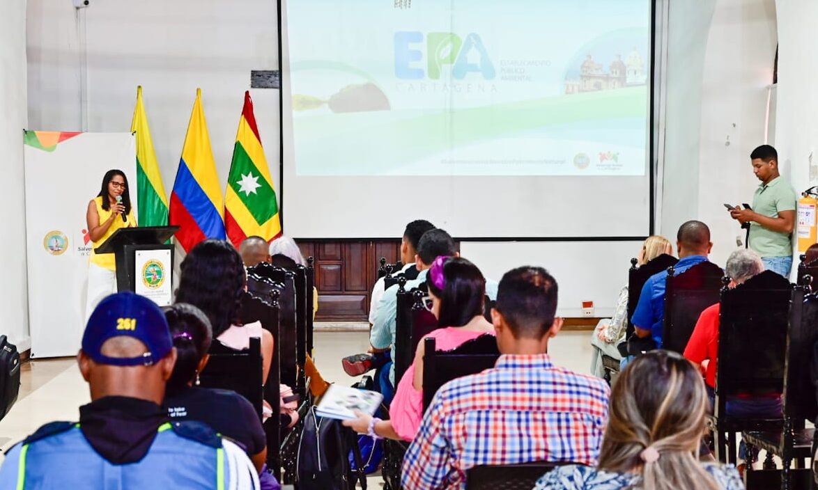 Directora del EPA Cartagena y funcionarios en socialización sobre la reducción del consumo del plástico de un solo uso