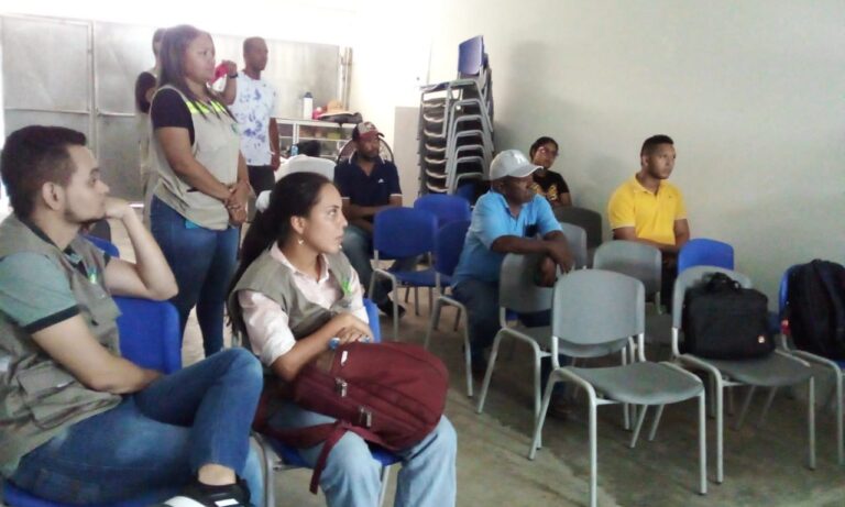 Funcionarios reunidos con comunidad
