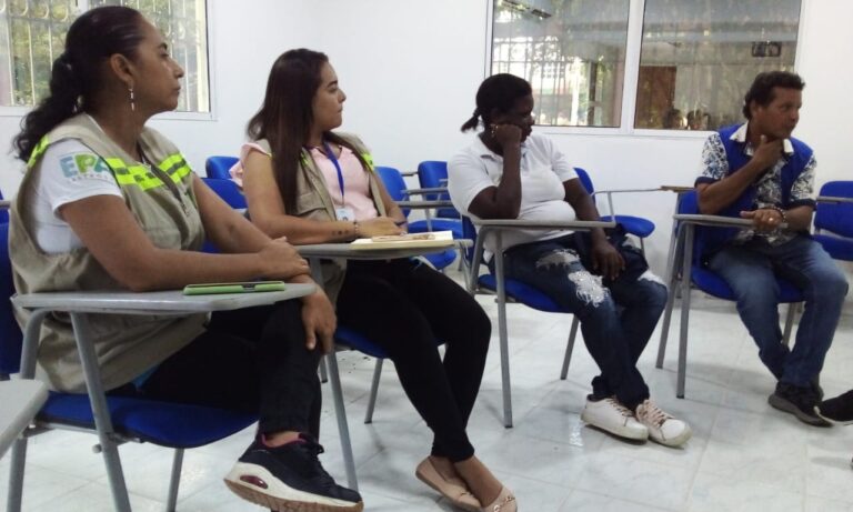 Funcionarios y líderes comunales reunidos, por proyecto: Me comprometo con la Ciénaga