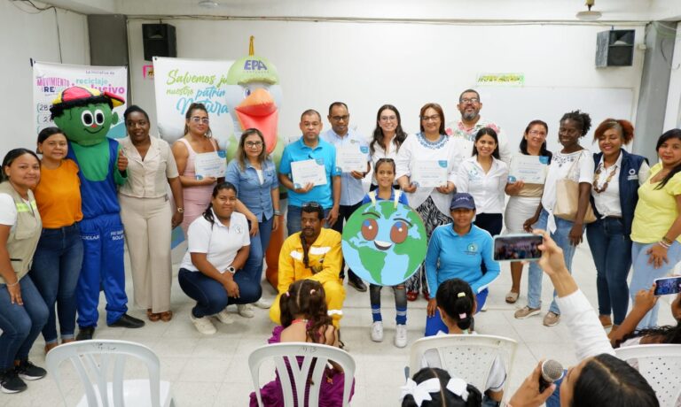 Funcionarios y comunidad estudiantil en cierre de la campaña educativa ambiental urbana “Reciclando a lo bien por el ambiente en mi colegio”