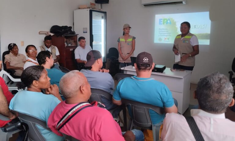 Funcionarios y comunidad en campañas pedagógicas orientadas a la recuperación y sostenibilidad del entorno de las plazas públicas del Mercado Santa Rita.