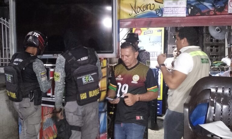 Funcionarios realizando control y vigilancia, suspendiendo así a establecimiento por ruido