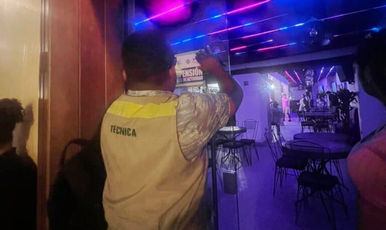 Funcionario en control y vigilancia por exceso de ruido